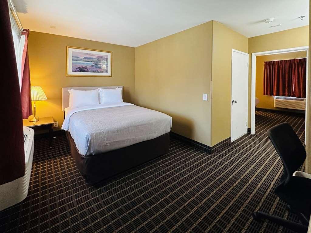 Quality Inn & Suites Westminster Seal Beach Room photo